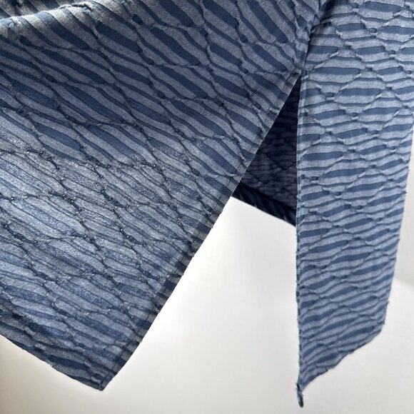 Chicos Women's‎ Top Size XL Blue Textured Stretch Asymmetrical Hem Side Slit - Picture 5 of 8